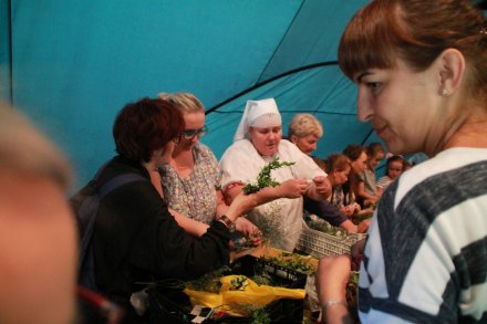 Fragmnet tworzenia wianków